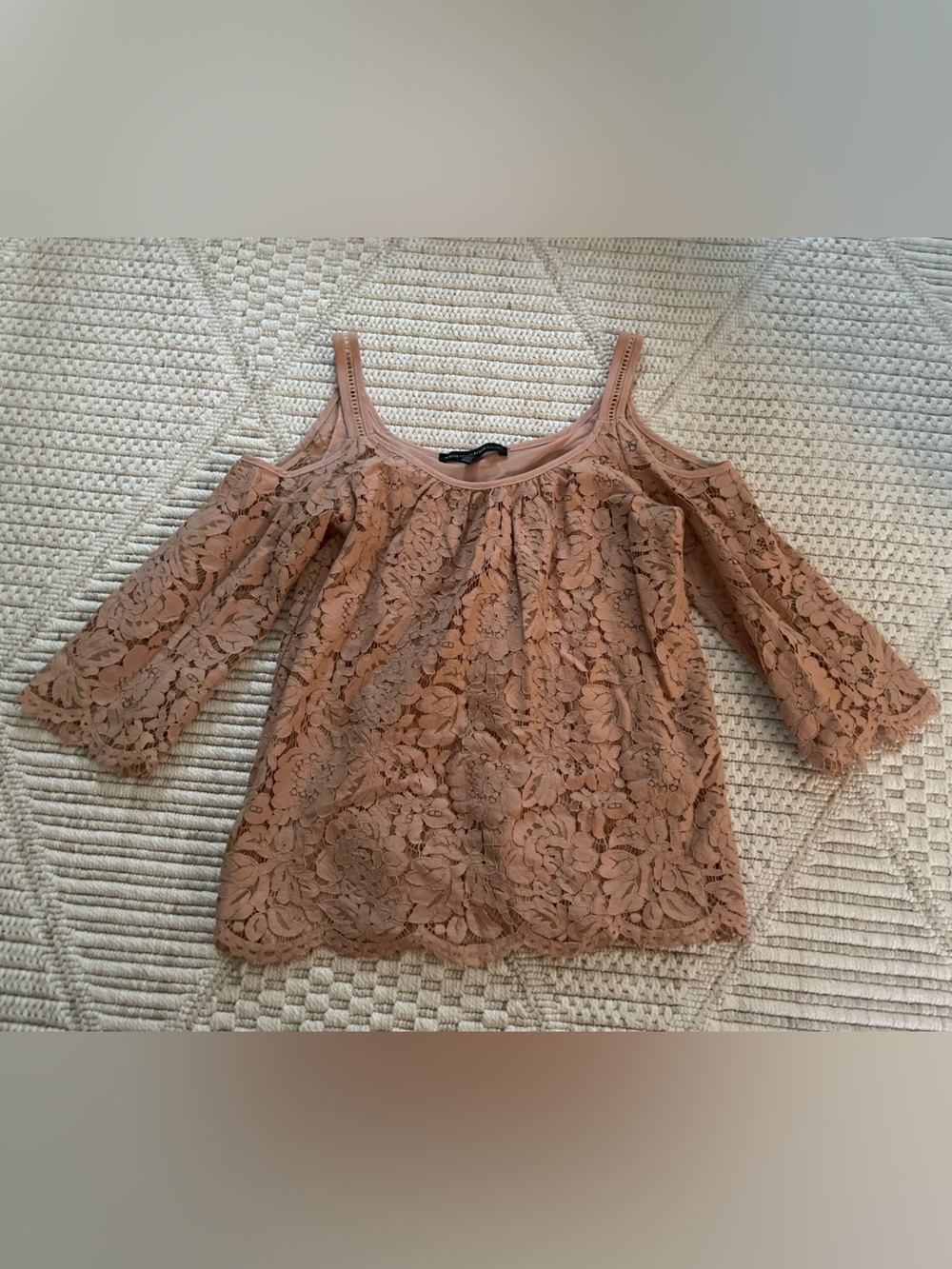 White House Black Market Blush Lace Cold-Shoulder Top, size XS